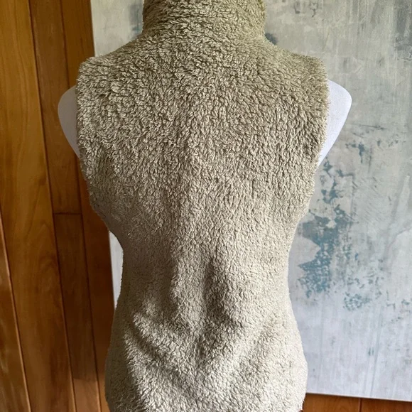 Patagonia Women’s Size Small Vest! Beige. Fluffy. Soft. - Picture 7 of 16